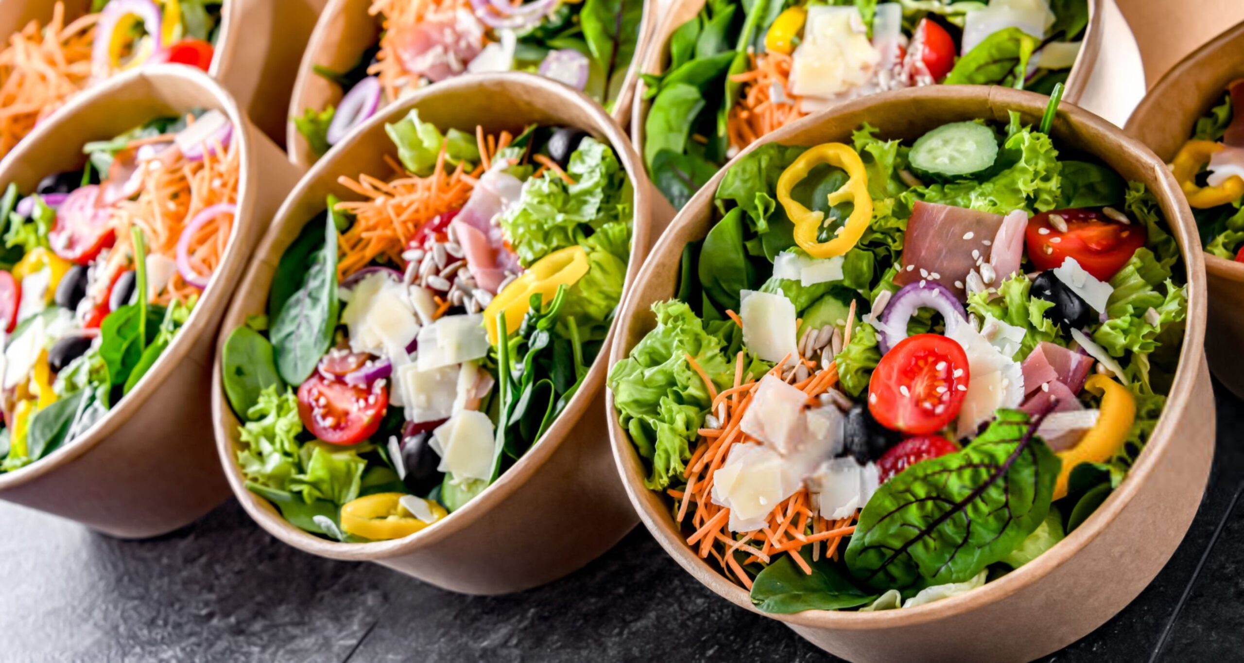 غذاهای مختلف سرد و گرم در کاسه های کرافت