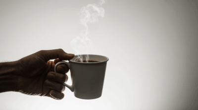 نوشیدنی داغ در لیوان یکبارمصرف