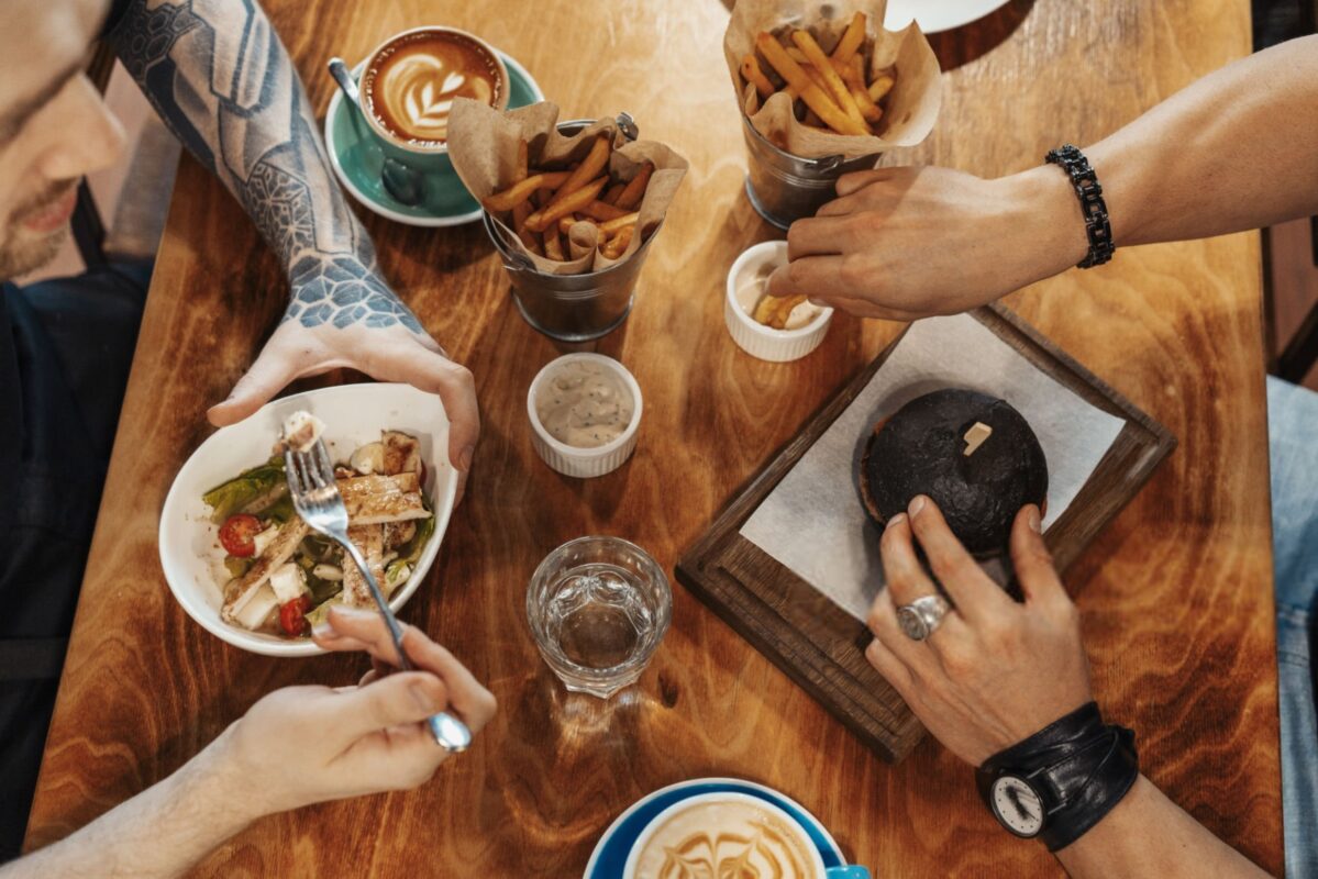 هماهنگی پرسنل برای سرو هم‌زمان غذا و نوشیدنی