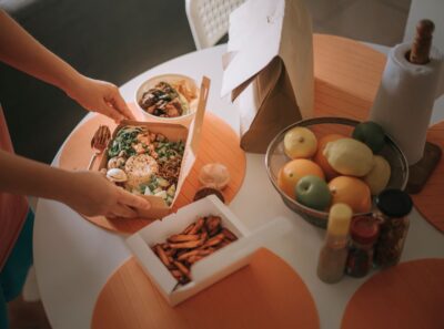 ست کامل بستهبندی دلیوری شامل کاسه کرافت و بطری نوشیدنی