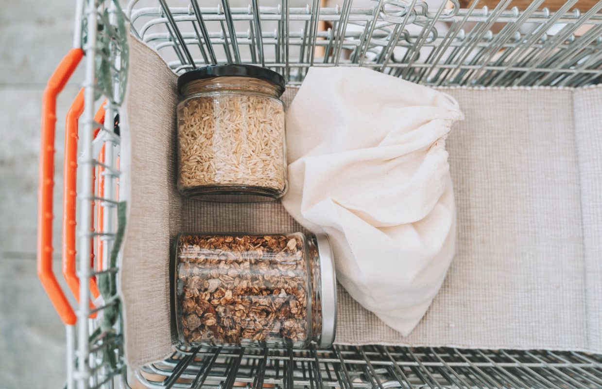 استفاده از ظروف شیشهای و کیسه پارچهای برای کاهش مصرف پلاستیک