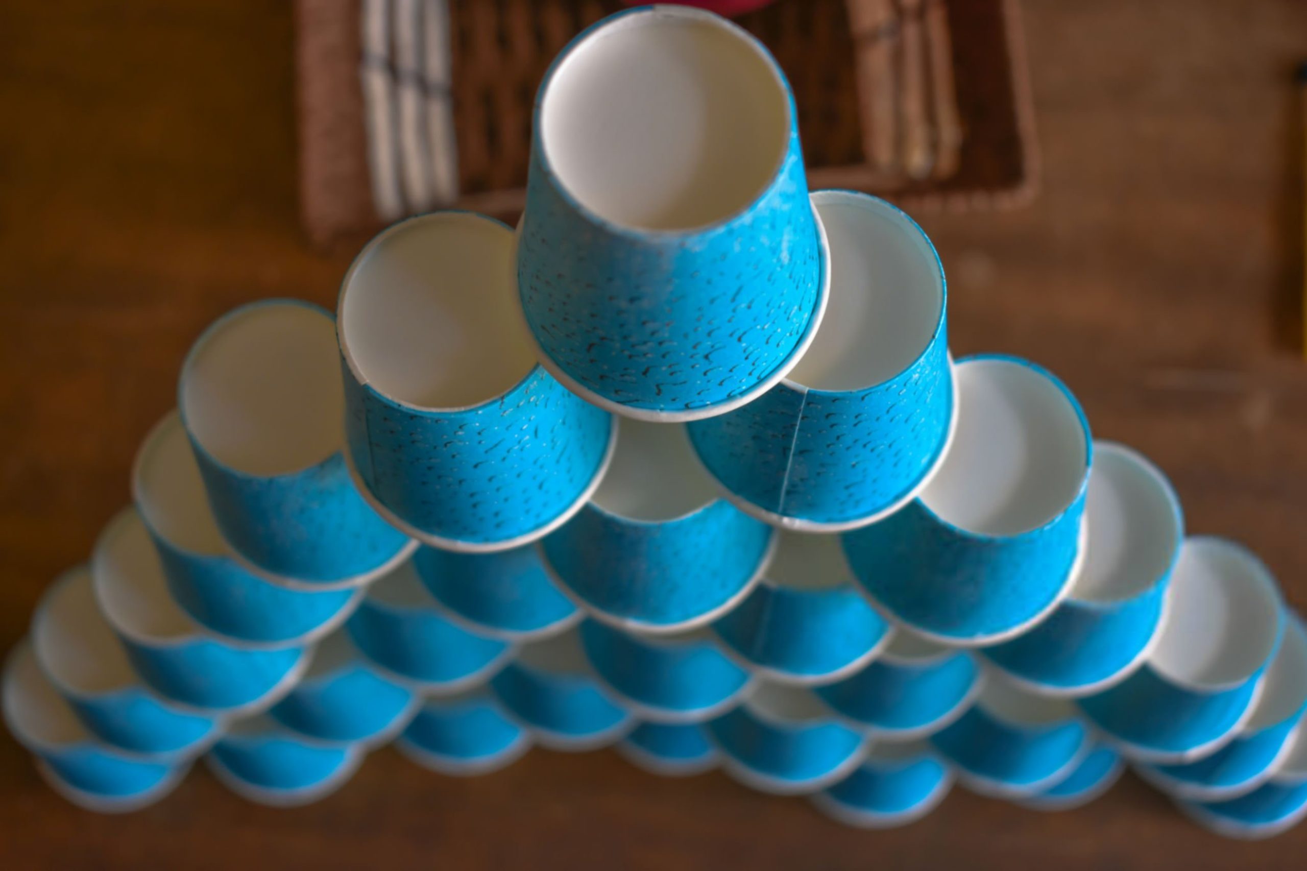 ساخت برج هرمی با لیوان کاغذی یکبارمصرف برای تزیین میز تولد