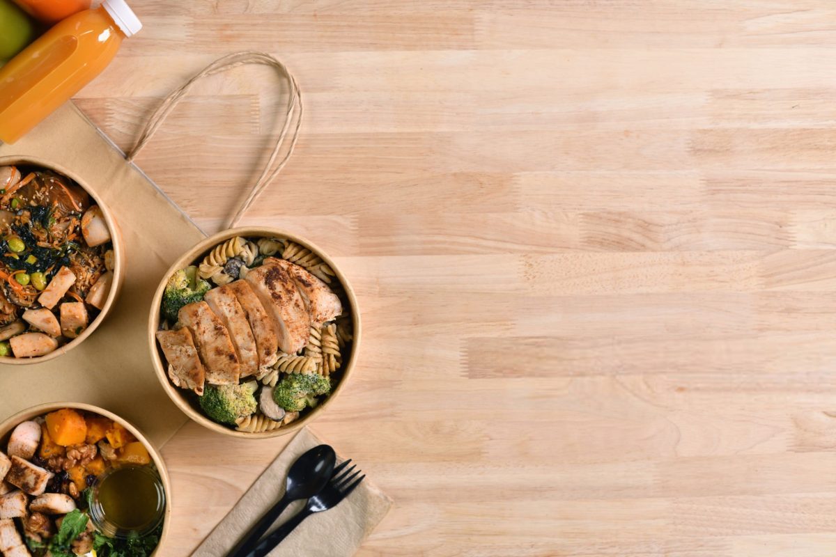 وعده غذایی میل پرپ شده با مرغ گریل، برنج قهوه‌ای و بروکلی در کاسه کاغذی