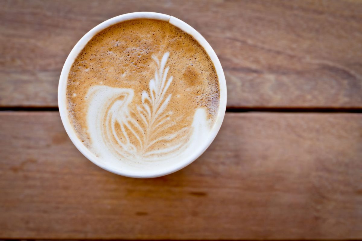 تضاد رنگی قهوه در لیوان کاغذی سفید برای بهبود ادراک طعم