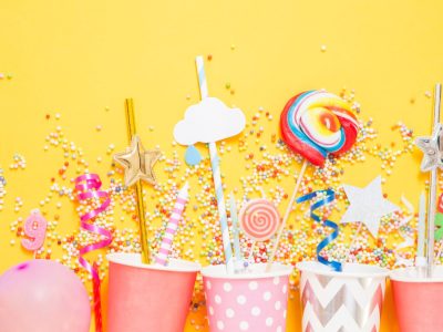 دیزاین و چیدمان خلاقانه ظروف کاغذی یکبارمصرف و لیوان‌های رنگی روی میز تولد لاکچری