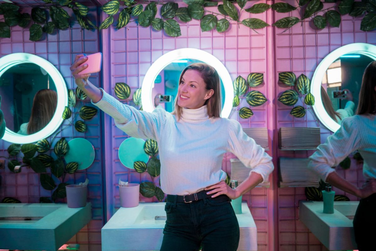 همکاری با میکرو اینفلوئنسرها برای تولید محتوای طبیعی و بازاریابی کافه در اینستاگرام