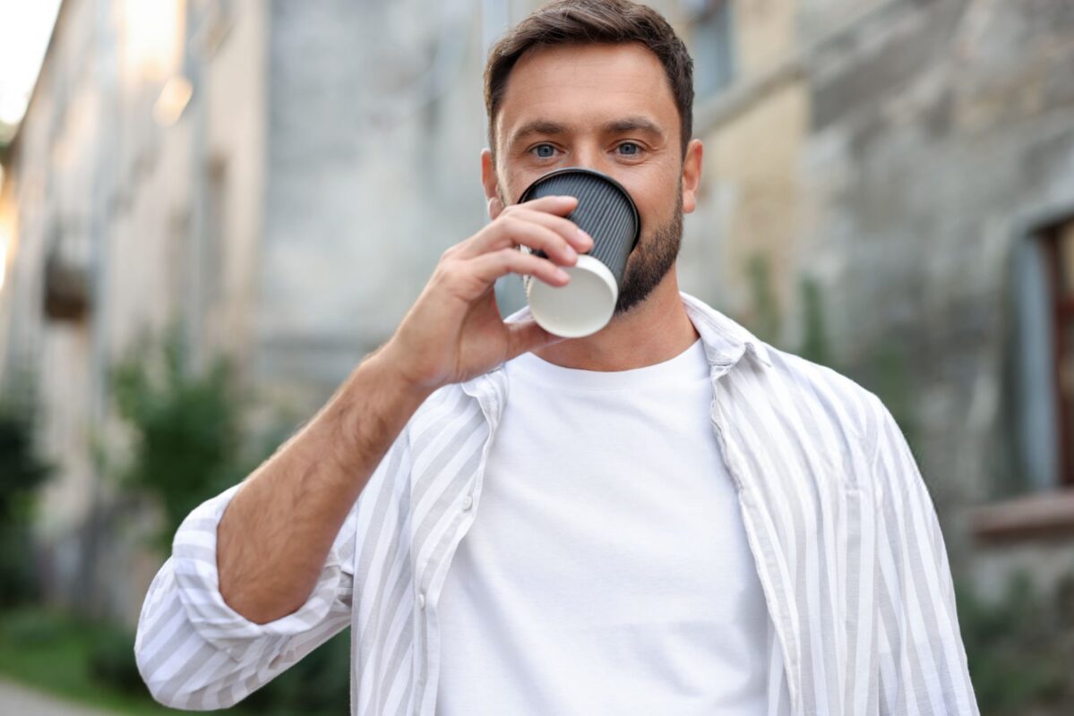 بو کردن لیوان کاغذی برای تشخیص کیفیت